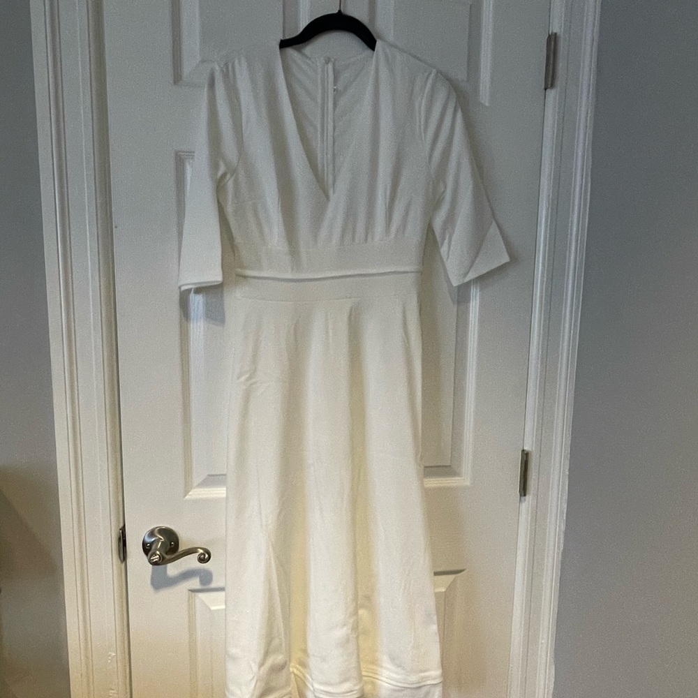 NWOT White, v-necked dress with pockets